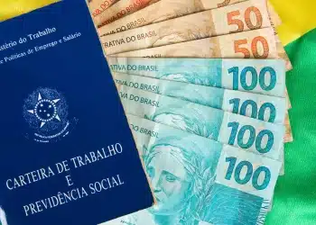 13º salário para trabalhadores CLT com carteira de trabalho e notas de dinheiro.