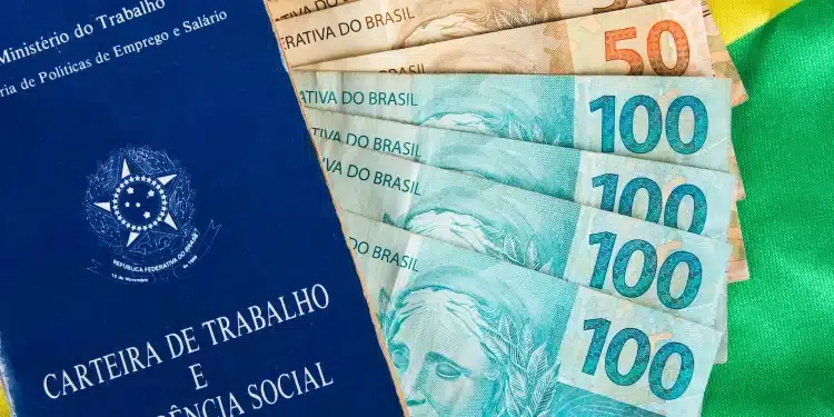 13º salário para trabalhadores CLT com carteira de trabalho e notas de dinheiro.