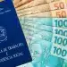 13º salário para trabalhadores CLT com carteira de trabalho e notas de dinheiro.
