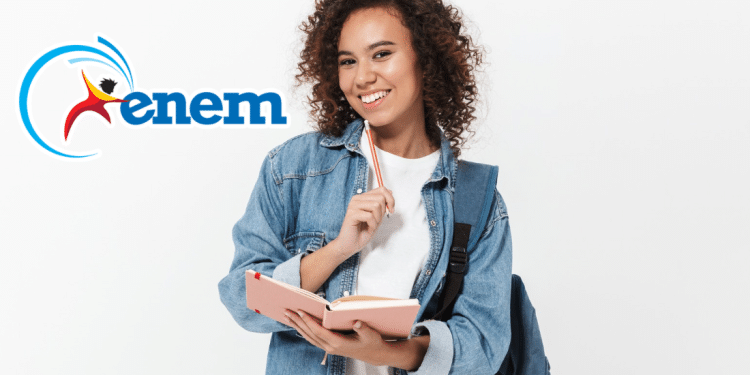 Estudante sorridente segura caderno e lápis ao lado do logo do ENEM em fundo branco.