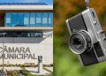 Imagem mostra a câmara municipal de um lado e do outro uma máquina de fotografias.