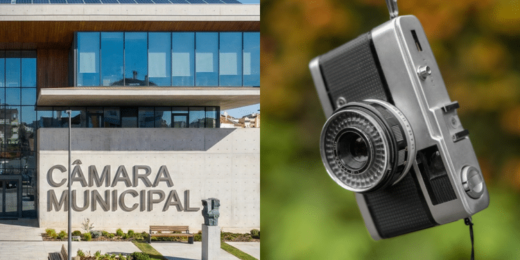 Imagem mostra a câmara municipal de um lado e do outro uma máquina de fotografias.