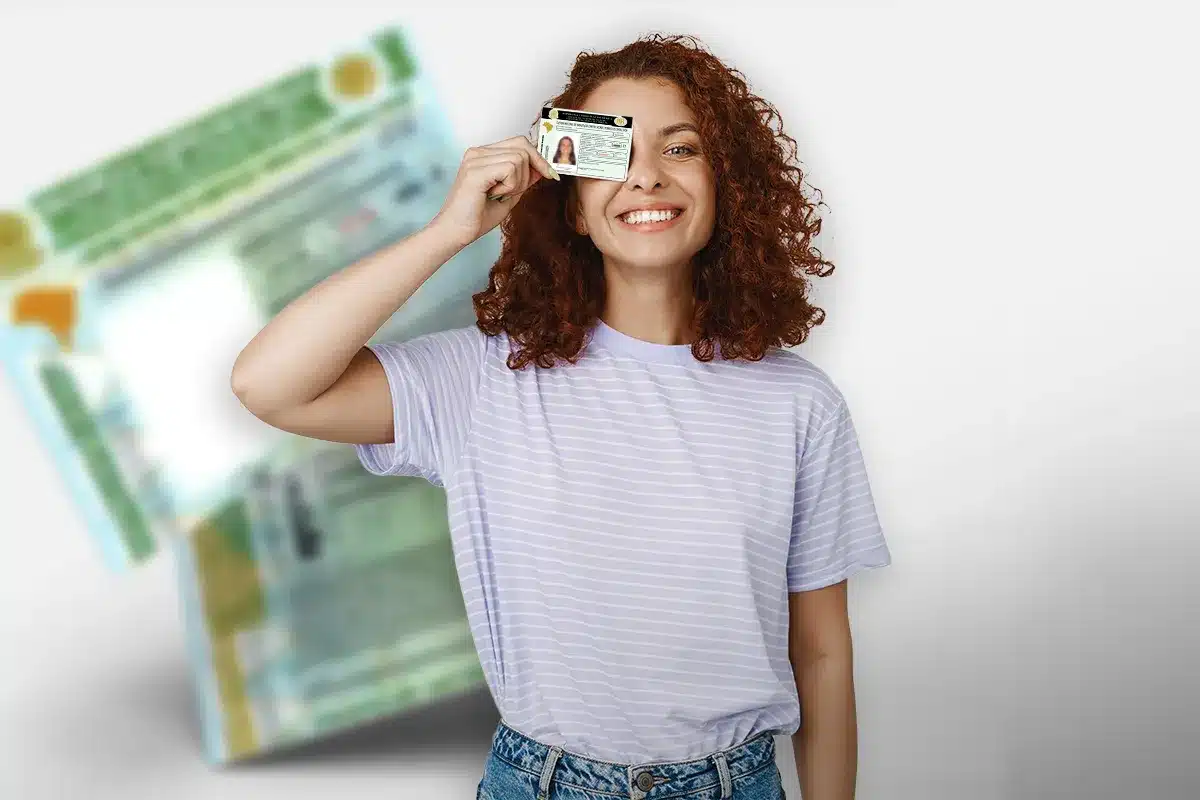 Jovem exibe nova Carteira de Identidade Nacional com fundo desfocado.