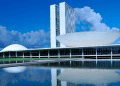 Congresso Nacional de Brasília destaca arquitetura moderna sob céu azul.