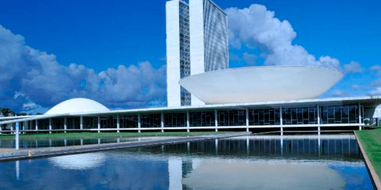 Congresso Nacional de Brasília destaca arquitetura moderna sob céu azul.