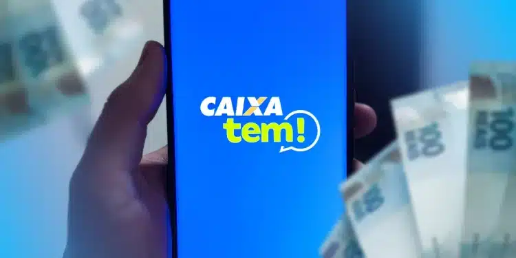 Mão segurando celular com tela do app Caixa Tem aberta e notas de cem reais ao fundo, simbolizando a movimentação do dinheiro do Pé-de-Meia pela conta Caixa Tem.