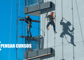 Trabalhadores realizam manutenção predial com técnicas de acesso por corda. Logo da Pensar Cursos em canto inferior.