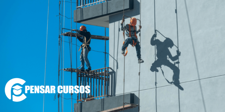 Trabalhadores realizam manutenção predial com técnicas de acesso por corda. Logo da Pensar Cursos em canto inferior.