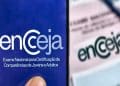 Tela de celular exibe logo Encceja com fundo azul e texto oficial, mão segura aparelho, simbolizando as principais datas do Encceja 2026