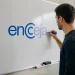 Homem escreve o nome Encceja em um quadro, representando a Declaração Parcial de Proficiência do exame.