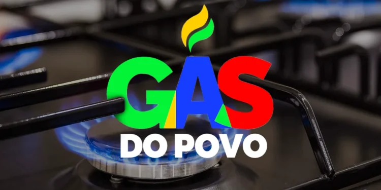 Chama acesa em fogão com o logotipo do Gás do Povo, representando a liberação do vale-recarga.