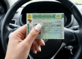 CNH brasileira em destaque dentro de veículo.