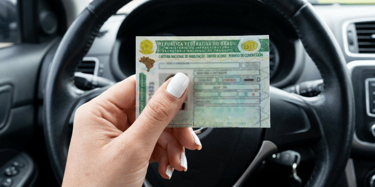 CNH brasileira em destaque dentro de veículo.