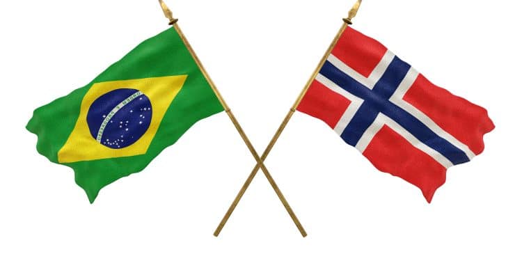 Bandeira do Brasil e bandeira da Noruega.