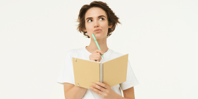 Jovem pensando com caderno e caneta em fundo claro.