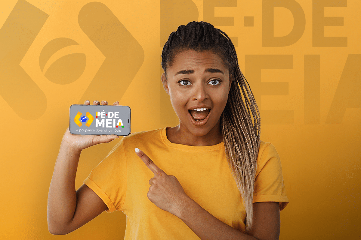 Jovem sorridente com camiseta amarela mostra celular com logo do Pé-de-Meia em fundo laranja, simbolizando o passo a passo para movimentar o dinheiro pelo Caixa Tem.