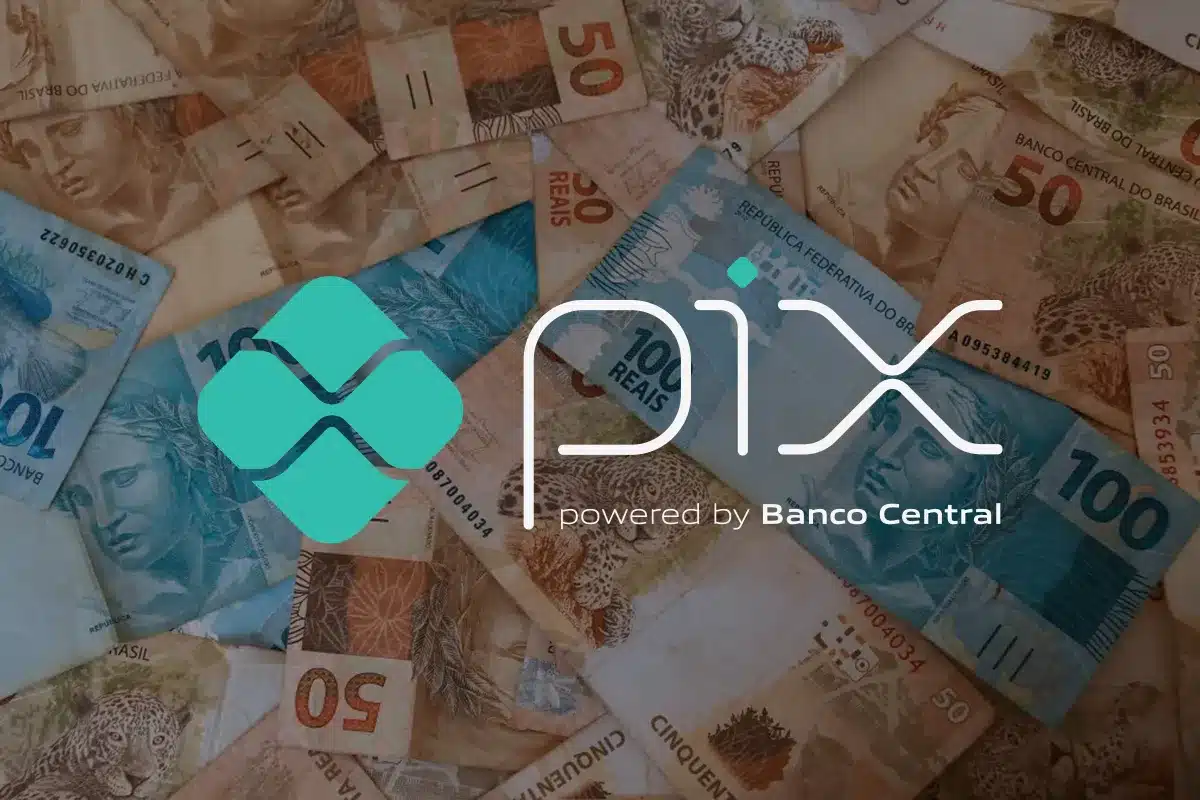 Logotipo do Pix sobre várias notas de 50 e 100 reais espalhadas com destaque ao Banco Central.