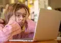 Estudante pesquisando informações sobre o Prouni 2026.2 em notebook após resultado da seleção de bolsas.