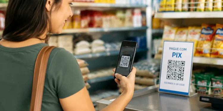 Mulher realizando pagamento via Pix por QR Code em estabelecimento comercial.