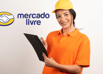 Funcionária do Mercado Livre com uniforme laranja sorrindo segura prancheta.