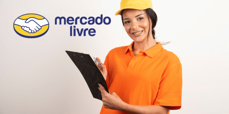 Funcionária do Mercado Livre com uniforme laranja sorrindo segura prancheta.