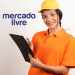Funcionária do Mercado Livre com uniforme laranja sorrindo segura prancheta.