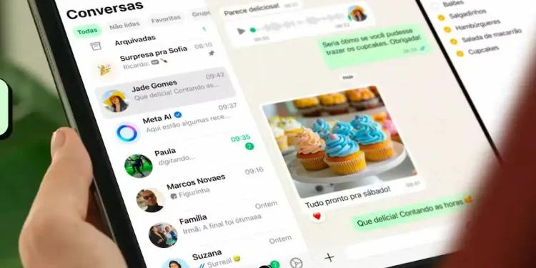 Pessoa segura um iPad com o WhatsApp aberto na tela de conversas e recursos de mensagens.