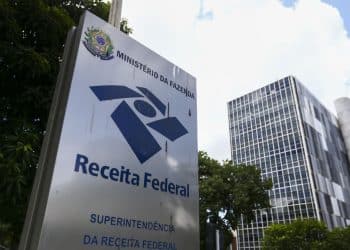 Placa da Receita Federal representa o órgão responsável pela adoção do CNPJ alfanumérico