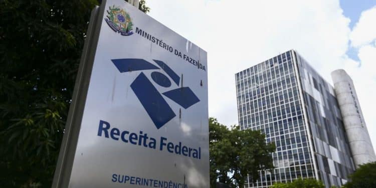 Placa da Receita Federal representa o órgão responsável pela adoção do CNPJ alfanumérico