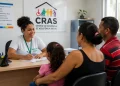 Assistente social atende família durante orientação em uma unidade do CRAS.