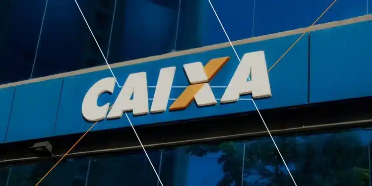 Letreiro da Caixa Econômica Federal em fachada azul espelhada com destaque na letra X laranja, simbolizando o atendimento da CAIXA durante o período eleitoral.