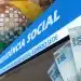 Fachada da Previdência Social com cédulas de real, representando o impacto do reajuste do salário mínimo nos benefícios do INSS.