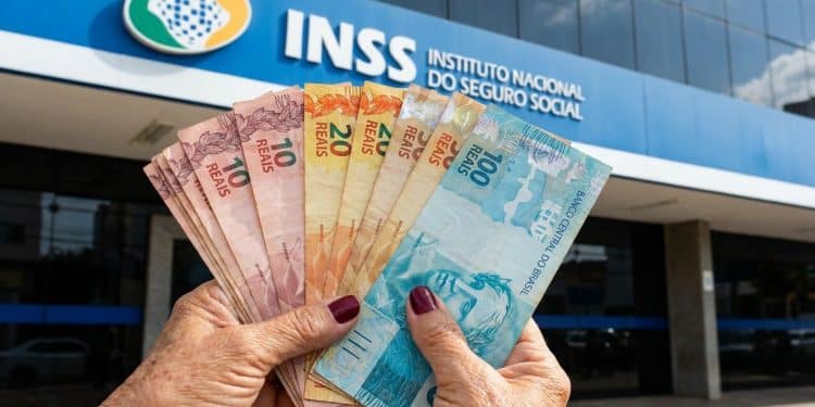 Idosa segurando cédulas de real em frente a uma agência do INSS, sobre o pagamento do 13º salário do INSS em 2026