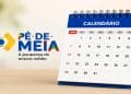 Calendário de mesa ao lado do logo do Pé-de-Meia, ilustrando as datas de depósito de 24 a 31 de agosto de 2026 conforme o mês de nascimento do estudante