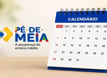 Calendário de mesa ao lado do logo do Pé-de-Meia, ilustrando as datas de depósito de 24 a 31 de agosto de 2026 conforme o mês de nascimento do estudante