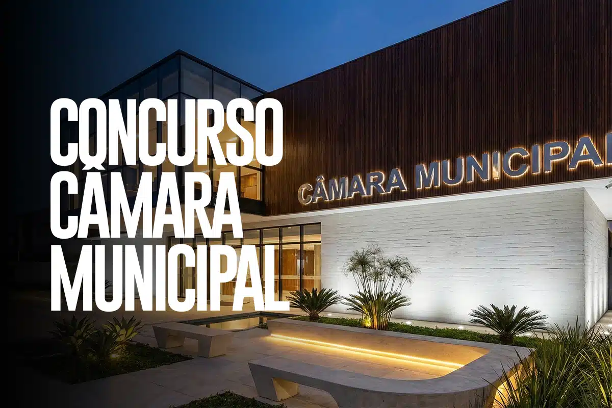 Prédio de Câmara Municipal iluminado ao entardecer, com a expressão Concurso Câmara Municipal em letras brancas