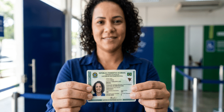 Mulher exibe a Carteira de Identidade emitida por atendimento domiciliar agendado pelo CRAS