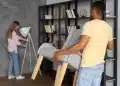 Casal reorganiza sala trocando móveis enquanto busca sensação de renovação emocional e controle do ambiente.