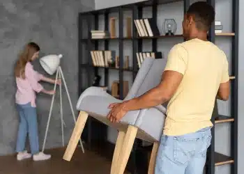Casal reorganiza sala trocando móveis enquanto busca sensação de renovação emocional e controle do ambiente.