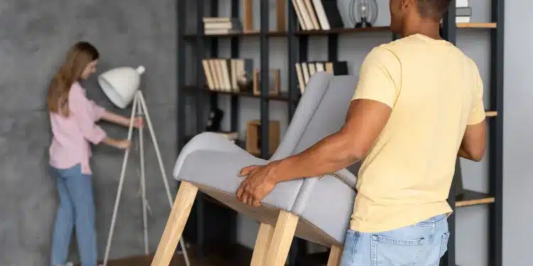 Casal reorganiza sala trocando móveis enquanto busca sensação de renovação emocional e controle do ambiente.