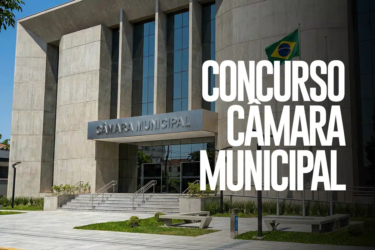 Fachada de um prédio de Câmara Municipal com bandeira do Brasil e a expressão Concurso Câmara Municipal