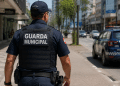 Guarda municipal fardado caminhando em via urbana, representando o concurso da Guarda Municipal de Balneário Piçarras (SC) com inscrições abertas.