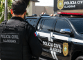Policial da Polícia Civil de Alagoas ao lado de viatura oficial, ilustrando concurso com banca Cebraspe definida.