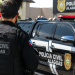 Policial da Polícia Civil de Alagoas ao lado de viatura oficial, ilustrando concurso com banca Cebraspe definida.
