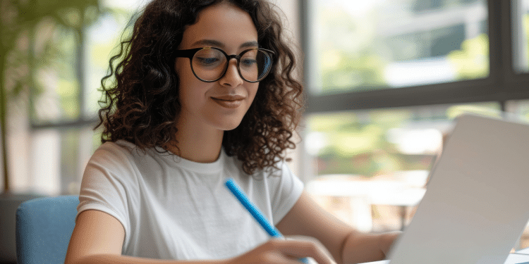 Pessoa estudando para concurso público com notebook e material de preparação para edital da Prefeitura de Exu (PE).