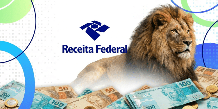 Leão da Receita Federal com cédulas de real ilustra o cashback do Imposto de Renda