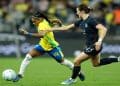 Jogadora da Seleção Brasileira disputa a bola com adversária, ilustrando a Copa do Mundo Feminina de 2027, que vai alterar as férias escolares no Brasil