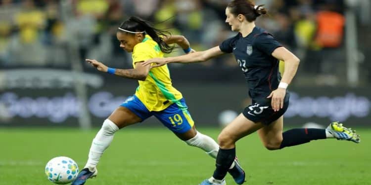 Jogadora da Seleção Brasileira disputa a bola com adversária, ilustrando a Copa do Mundo Feminina de 2027, que vai alterar as férias escolares no Brasil