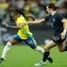 Jogadora da Seleção Brasileira disputa a bola com adversária, ilustrando a Copa do Mundo Feminina de 2027, que vai alterar as férias escolares no Brasil