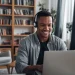 Estudante acompanha curso a distância pelo notebook usando fones de ouvido.